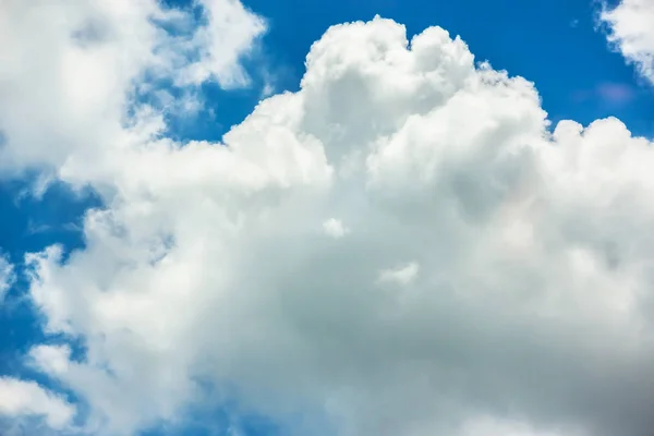 Fantásticas nubes blancas suaves contra el fondo azul del cielo —  Fotos de Stock