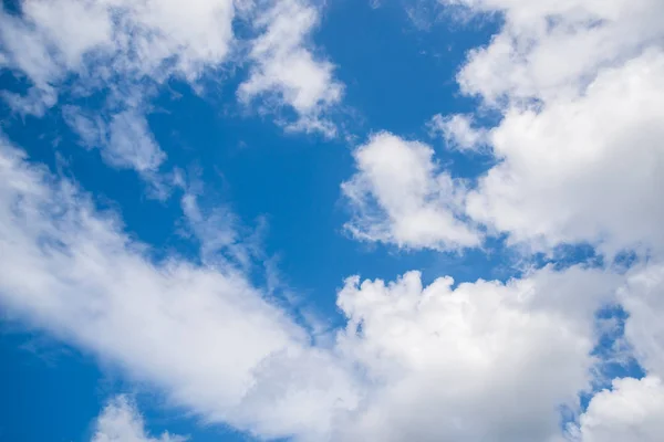 Fantastik lembut awan putih terhadap latar belakang langit biru — Stok Foto