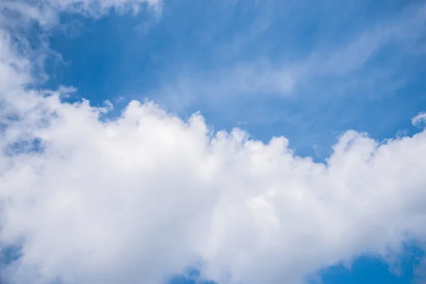Fantásticas nubes blancas suaves contra el fondo azul del cielo —  Fotos de Stock