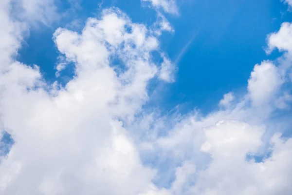 Fantastik lembut awan putih terhadap latar belakang langit biru — Stok Foto