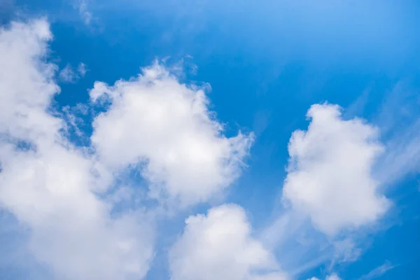 Fantastik lembut awan putih terhadap latar belakang langit biru — Stok Foto