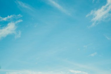 Fantastik yumuşak beyaz bulutlar mavi gökyüzü arka plan