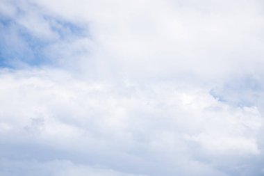 Fantastik yumuşak beyaz bulutlar mavi gökyüzü arka plan