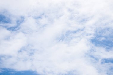 Fantastik yumuşak beyaz bulutlar mavi gökyüzü arka plan