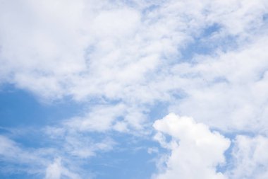 Fantastik yumuşak beyaz bulutlar mavi gökyüzü arka plan