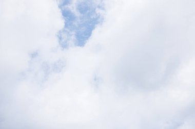 Fantastik yumuşak beyaz bulutlar mavi gökyüzü arka plan