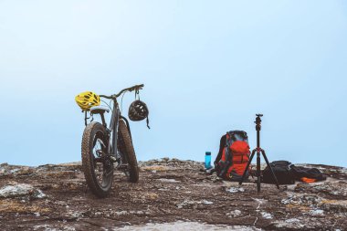 seyahat fotoğraf doğa. Seyahat rahatlayın. Vahşi doğada bir bisiklet Wilderness binmek seyahat rahatlayın. doğa, açık, tatil, spor, egzersiz, dinlenmek, tayland seyahat, kamp.
