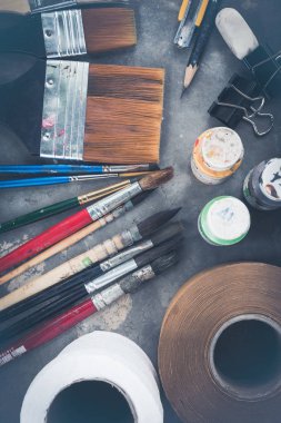 arka plan Fırçalar su ile palet. Ekipman suluboya boyama