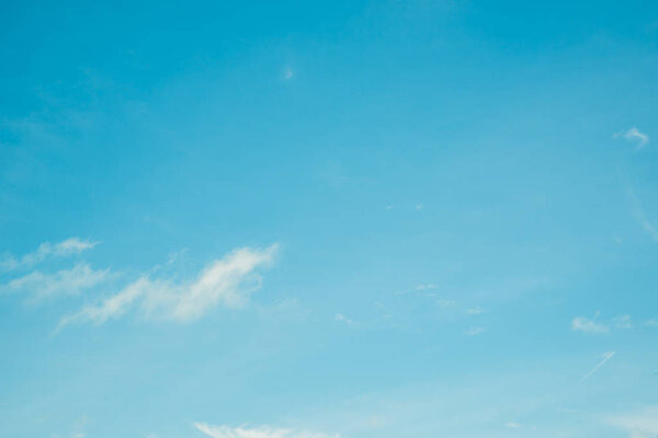 Фантастические мягкие белые облака на голубом фоне неба
