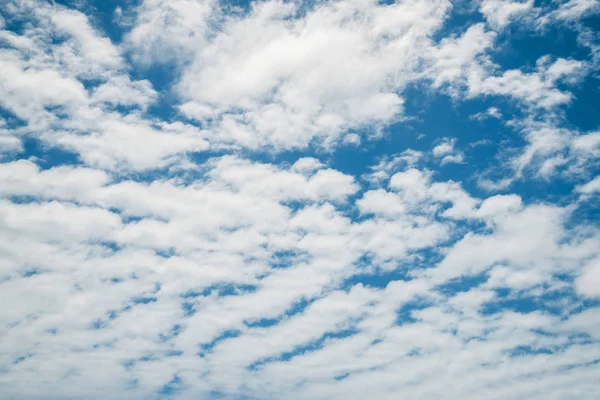 Fantásticas nubes blancas suaves contra el fondo azul del cielo —  Fotos de Stock