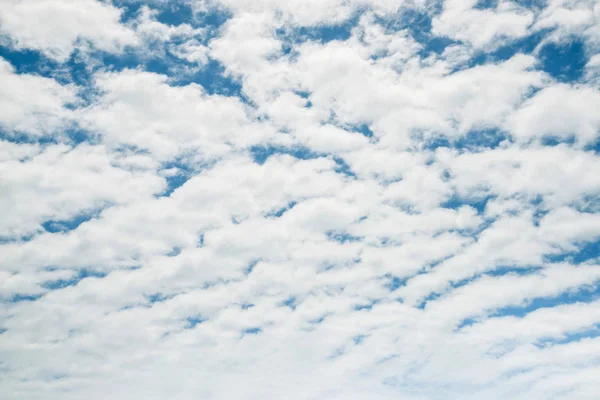 Fantastik lembut awan putih terhadap latar belakang langit biru — Stok Foto