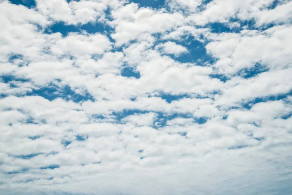 Fantastik lembut awan putih terhadap latar belakang langit biru — Stok Foto