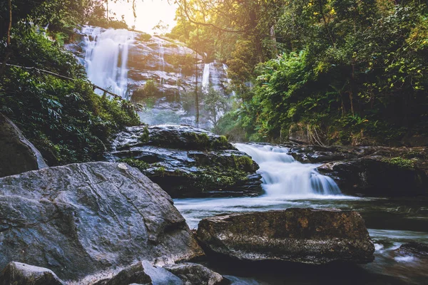 Cascada de fondo natural. naturaleza de viaje. Viaje relajar cascada. En el verano. cascada, viaje Tailandia, fondo . — Foto de Stock