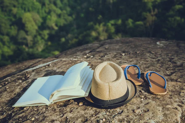 Viagem relaxar no feriado. Natureza montanhosa. Na Tailândia. educação, ler um livro, livro, Escrever uma nota, diário . — Fotografia de Stock