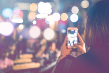 arka plan bulanık bokeh. Işıklar Seremonisi. Gece ışıkları nı aydınlat Kutlamalarda. Bir sürü insan. fotoğraf çekme