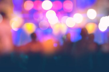 arka plan bulanık bokeh. Işıklar Seremonisi. Gece ışıkları nı aydınlat Kutlamalarda. Bir sürü insan.