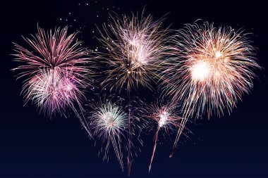 Soyut arka plan. Havai fişek çemberi bulanıklığı. Kutlamalarda renkli. Arka plan şenlikli Yeni Yıl