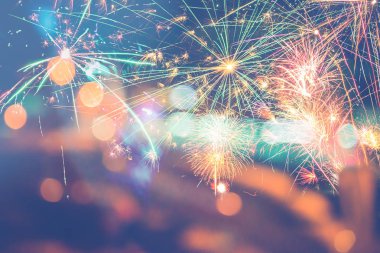 Havai fişek ve bokeh ile arka plan şenlikli Yeni Yıl. Yeni Yıl, kutlama, havai fişek.