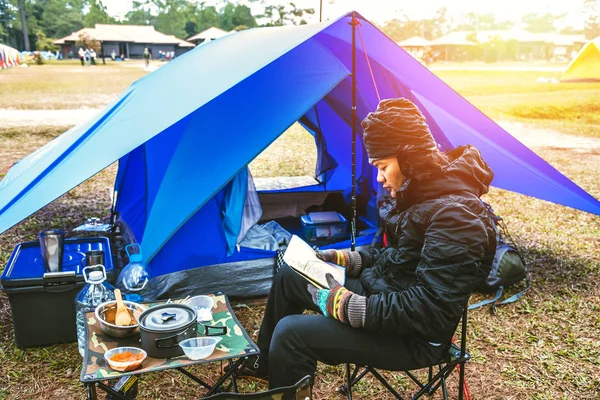 Viagem homem asiático relaxar acampar no feriado. acampar na Montanha. sentar-se relaxar ver mapa viajar na cadeira. Tailândia — Fotografia de Stock