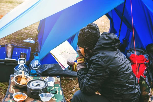 Asiatique homme Voyage détendre camping dans les vacances. camper sur la montagne. asseyez-vous relaxer voir carte Voyage sur la chaise. Thaïlande — Photo