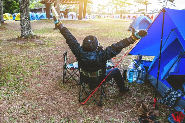 Viagem homem asiático relaxar acampar no feriado. acampar na Montanha. sente-se relaxar ler um livro Na cadeira. Tailândia — Fotografia de Stock