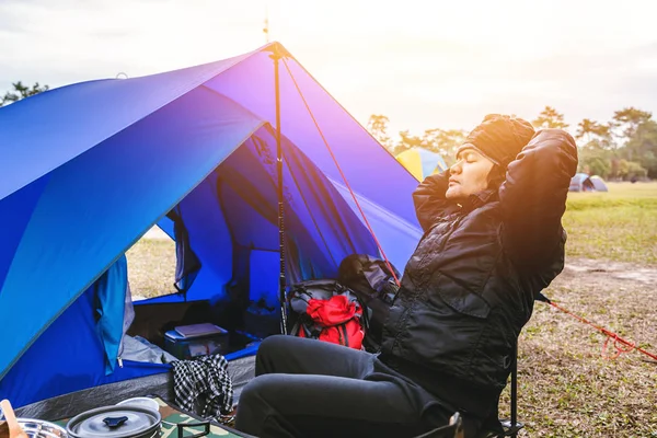 Viagem homem asiático relaxar no feriado. acampar na Montanha. sente-se relaxar na cadeira. Tailândia — Fotografia de Stock