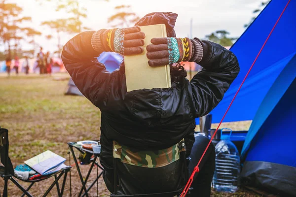 Viagem homem asiático relaxar acampar no feriado. acampar na Montanha. sente-se relaxar ler um livro Na cadeira. Tailândia — Fotografia de Stock