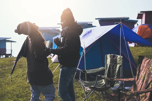 Amantes mulheres e homens asiáticos viajar relaxar acampar no feriado. Acampar No inverno.Leia livros, beba café. Tailândia — Fotografia de Stock