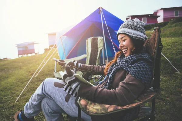 Les femmes asiatiques voyagent se détendre pendant les vacances. camper sur la montagne. assis lire un livre sur la chaise. Thaïlande — Photo