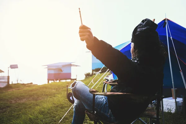 Viagem homem asiático relaxar no feriado. jovem homem viajar natureza acampar na montanha. sentado escrever uma nota na cadeira ler um livro. camping barraca, camping Tailândia, educação, livro, Escreva uma nota, diário . — Fotografia de Stock