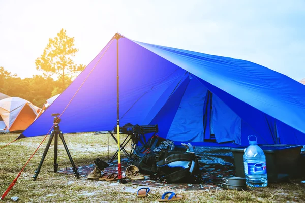 Viagem relaxar no feriado. acampar na Montanha. Tailândia — Fotografia de Stock