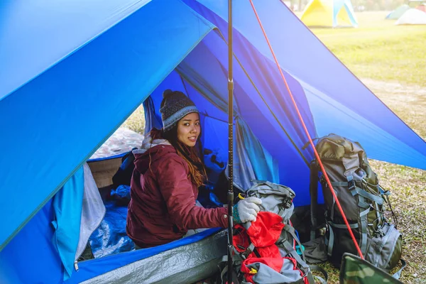 As mulheres asiáticas viajam relaxar nas férias. acampar na Montanha. sentar-se e descansar na tenda. Tailândia — Fotografia de Stock