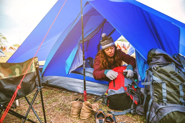 As mulheres asiáticas viajam relaxar nas férias. A jovem viaja pela natureza. Descontrai. Acampamento turístico durante a noite na montanha. barraca de acampamento, camping Tailândia. As mulheres viajam pelo campo. viagem Tailândia. aventura, ao ar livre, férias, relaxar . — Fotografia de Stock