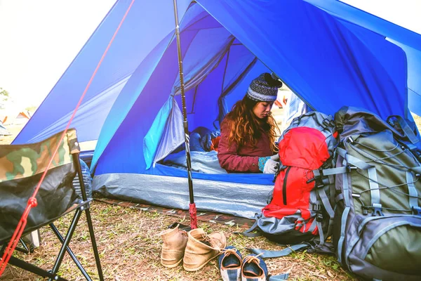 Mulheres Asiáticas Viajam Relaxar Nas Férias Jovem Viaja Pela Natureza — Fotografia de Stock