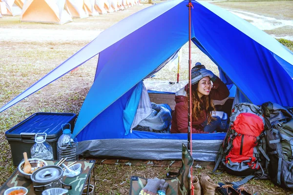 As mulheres asiáticas viajam relaxar nas férias. A jovem viaja pela natureza. Descontrai. Acampamento turístico durante a noite na montanha. barraca de acampamento, camping Tailândia. As mulheres viajam pelo campo. viagem Tailândia. aventura, ao ar livre, férias, relaxar . — Fotografia de Stock