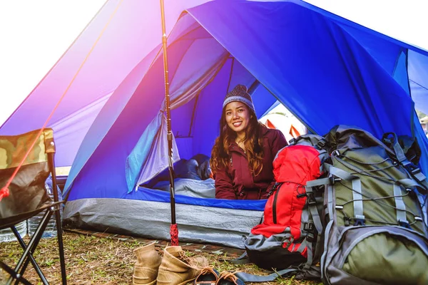 As mulheres asiáticas viajam relaxar nas férias. acampar na Montanha. A jovem viaja pela natureza. Descontrai. Acampamento turístico durante a noite na montanha. barraca de acampamento, camping Tailândia. As mulheres viajam pelo campo. viagem Tailândia . — Fotografia de Stock