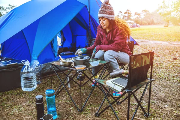 As mulheres asiáticas viajam relaxar acampar no feriado. Acampamento turístico durante a noite na montanha. barraca de acampamento, camping Tailândia, educação, ler um livro, livro, diário. As mulheres viajam pelo campo. Comer alimentos . — Fotografia de Stock