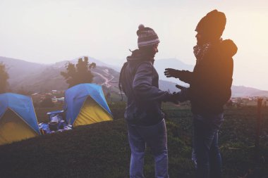 Sevgili kadın ve erkek asyalılar tatilde kamp dinlenmek seyahat. Kış kamp.kamp çadırı, kamp Tayland, kamp, Sırt çantası, macera, açık hava, tatil, dinlenmek, tayland seyahat, kırsal, kış, yaz. Ayakta doğal dokunmatik sis.