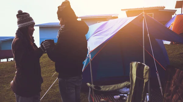 Amantes mulheres e homens asiáticos viajar relaxar acampar no feriado. Acampar Na barraca winter.camping, camping Tailândia, camping, Mochila, aventura, ao ar livre, férias, relaxar, viajar Tailândia, campo, inverno, verão. beber café . — Fotografia de Stock
