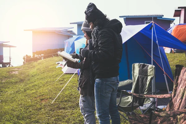 Casal Asiático Viajar Natureza Acampamento Turístico Durante Noite Montanha Barraca — Fotografia de Stock