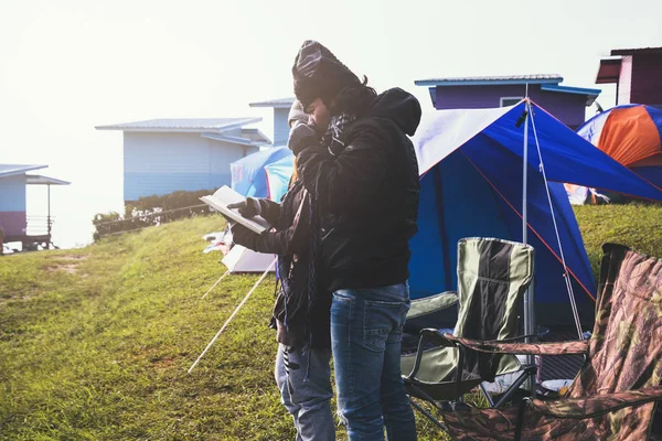 Aziatische Paar Reizen Natuur Toeristische Overnachtings Kamp Berg Camping Tent — Stockfoto