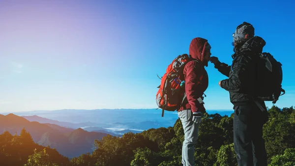 Minnaar vrouwen en mannen Aziatische reizen natuur. Reizen ontspannen. Natuurlijke Touch platteland. Op de berg. Romantisch, berg-, platteland, paar, natuur, buitenshuis, vakantie, ontspannen, reizen, de zomer, reizen Thailand. — Stockfoto