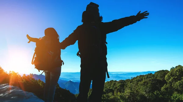 연인 여성과 남성 아시아 여행 자연. 여행 휴식. 내츄럴 터치 시골. 산에. 낭만적 인, 산, 시골, 두, 자연, 옥외, 휴일, 휴식, 여행, 여름, 여행 태국. — 스톡 사진