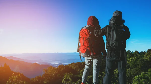 연인 여성과 남성 아시아 여행 자연. 여행 휴식. 내츄럴 터치 시골. 산에. 낭만적 인, 산, 시골, 두, 자연, 옥외, 휴일, 휴식, 여행, 여름, 여행 태국. — 스톡 사진