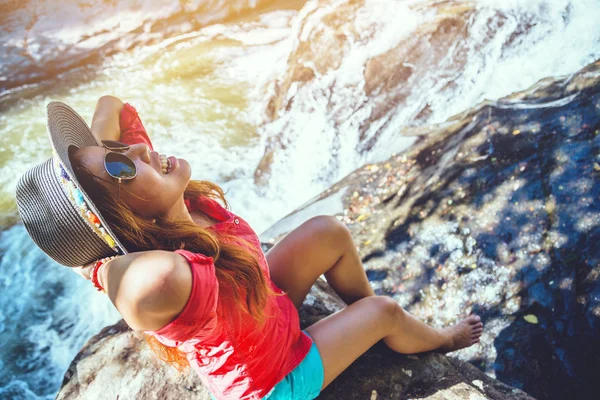 Asiatico donna viaggio natura. Viaggia rilassati. A Cascata Usa estate — Foto Stock