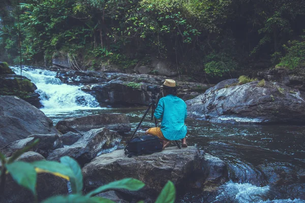 Hombre asiático viajar naturaleza. Relájate. Fotografía de viaje en cascada. En el verano. Tailandia — Foto de Stock