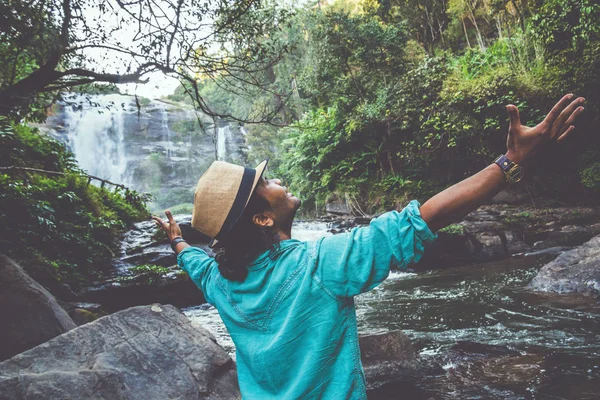 Hombre asiático viajar naturaleza. Relájate. Paisaje Natural Touch en Cascada Utilice el verano. naturaleza, al aire libre, vacaciones, relajarse, viajar, verano, cascada, viajar Tailandia . — Foto de Stock