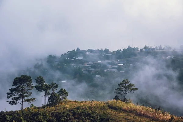 Χωριό με θέα στο βουνό στην κοιλάδα το πρωί Ασία τροπική — Φωτογραφία Αρχείου