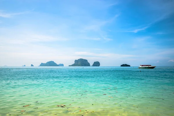 Pláž a moře na dovolené v létě. Asijské tropické. moře, pláž, příroda, venkovní, relaxační, cestování, léto. — Stock fotografie