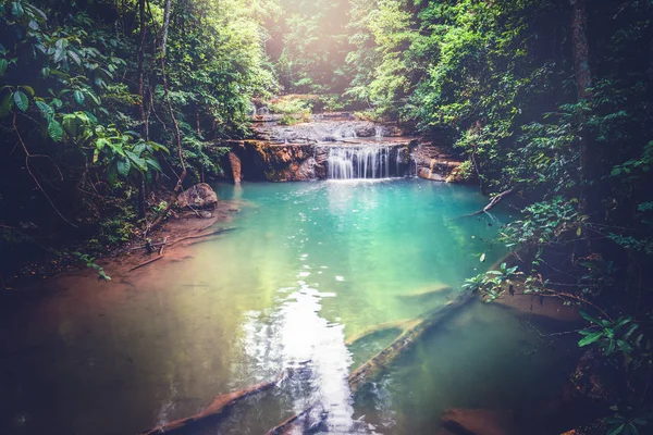 自然背景瀑布。阿拉万瀑布泰国 — 图库照片